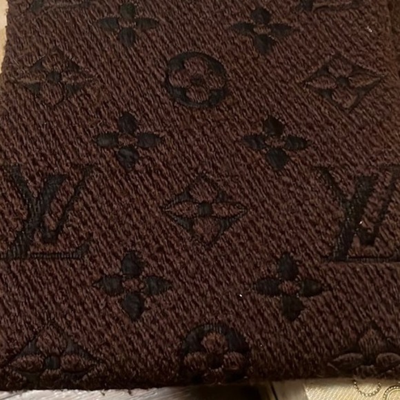 Louis Vuitton LOGOMANIA SCARF - Picture 4 of 7